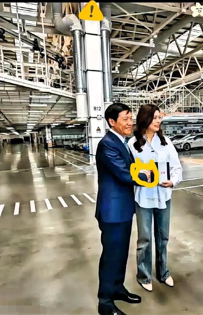 雷军与郑丽文这张合影，最耐人寻味的不是人物本身，而是雷总这身西装穿搭。在