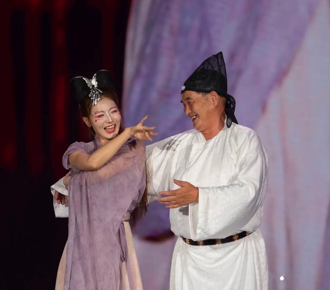 朱之文这次演上了许仙，和美女一起同台演出。以前提到大衣哥，大家脑子里第一反应是什