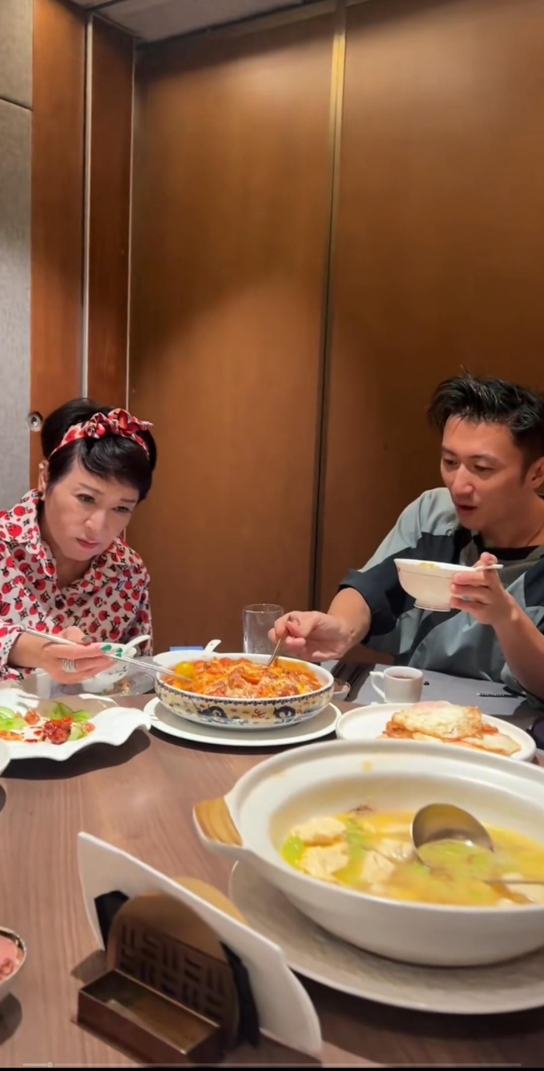 谢霆锋和妈妈，这是吃的啥啊这么香。