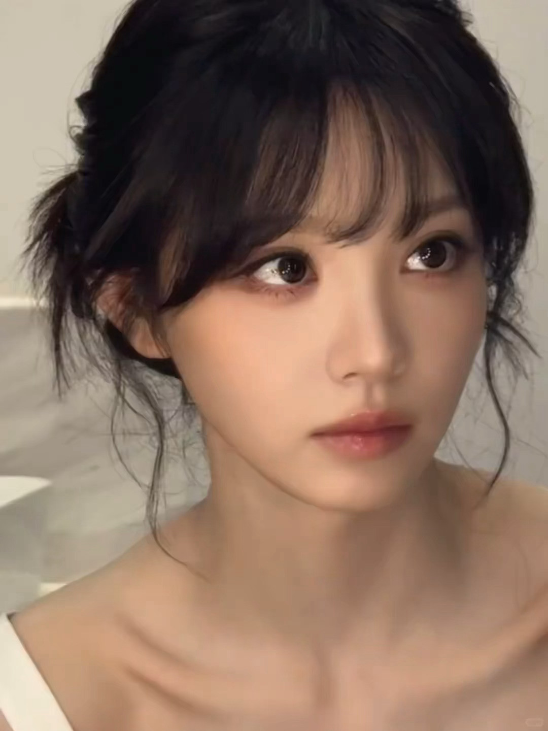 田曦薇今日更新有刘海也好看，没有刘海更是美丽😌