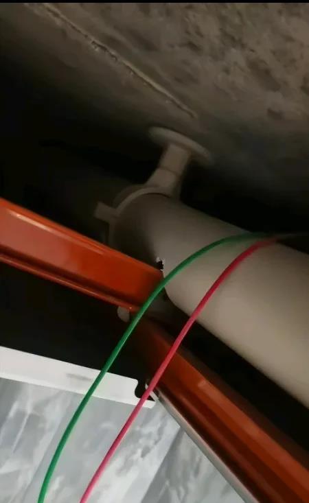 吊完顶没一天厨房就漏水！拆开一看