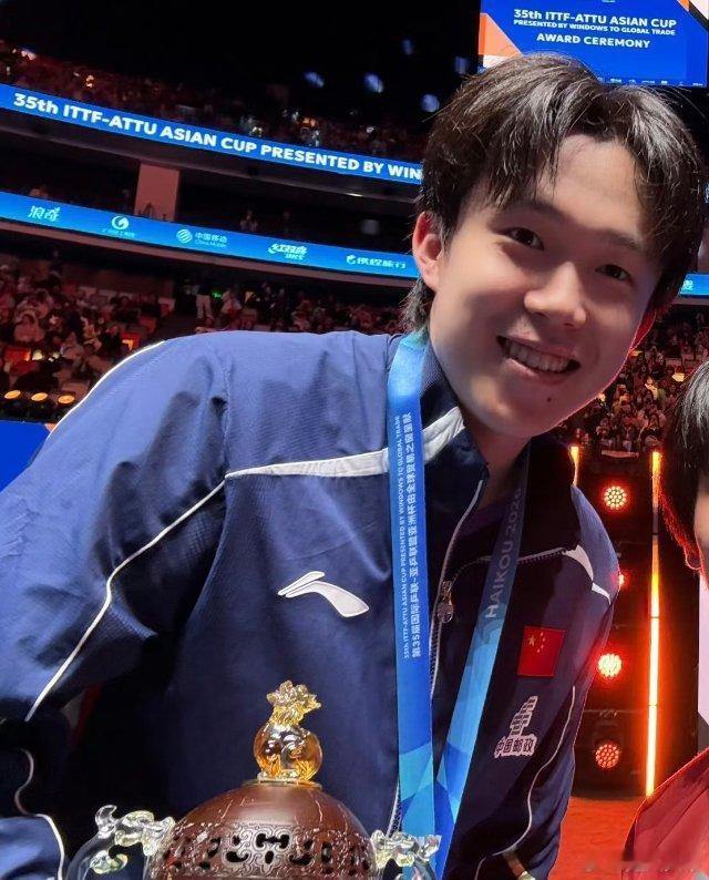 王楚钦这一笑也太甜了赛场上霸气凌厉的王楚钦，一笑瞬间温柔拉满。少年感十足，干净又