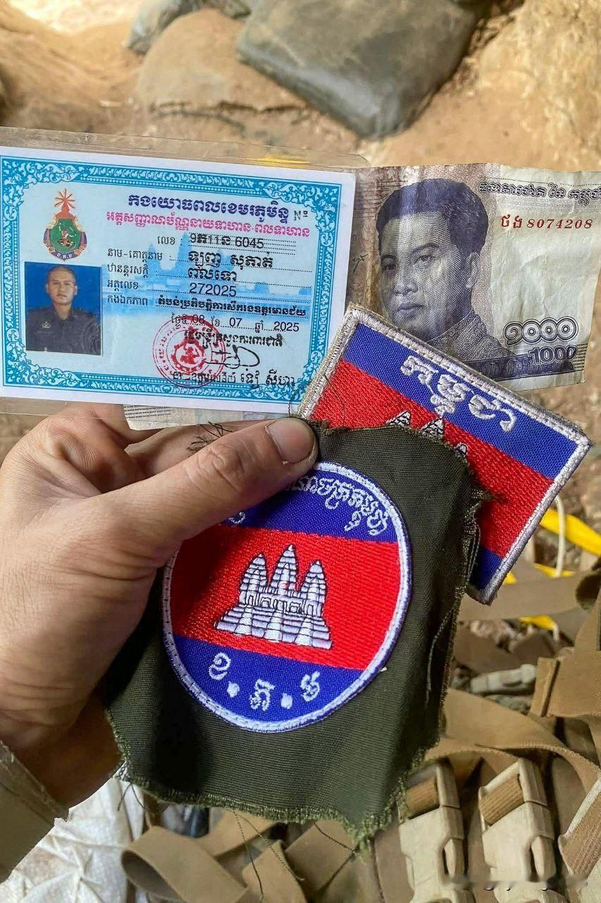 🇹🇭🇰🇭泰国士兵继续收集阵亡柬埔寨士兵的臂章和其他遗物。
