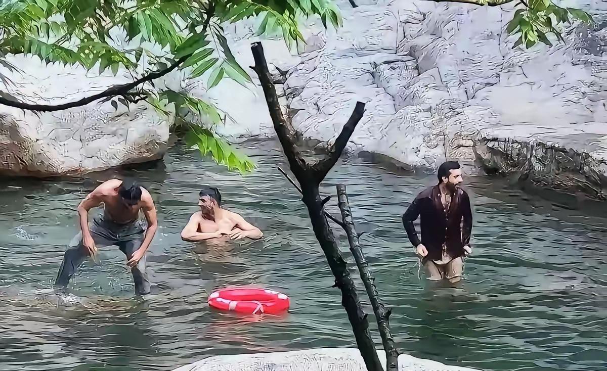 又是印度人！居然在在庐山景区的溪水里泡澡，只是等工作人员赶到时，他们早已离开了