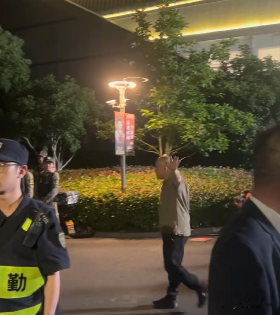 楼明致歉自家球迷！浙江广厦男篮主场33分惨败后，不少球迷在离开体育馆后仍然聚集