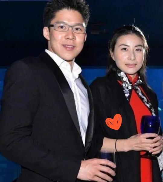 2000年，霍启刚第一次带女友回家。朱玲玲只看了一眼，便说：“你们不合适，分了