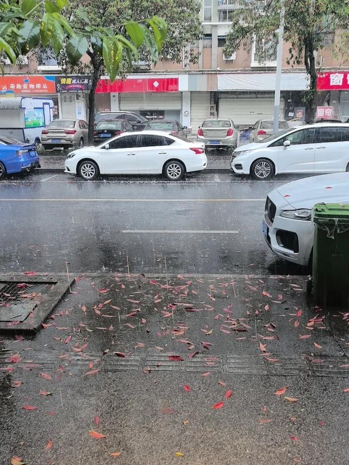 如何用一句话形容成都的天气?成都，今年第一场大雨。[红脸笑]