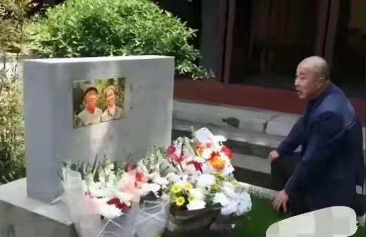 粟志军携家人溧阳扫墓：一位大将在身后的另一种“回归”2018年，粟志军携家人