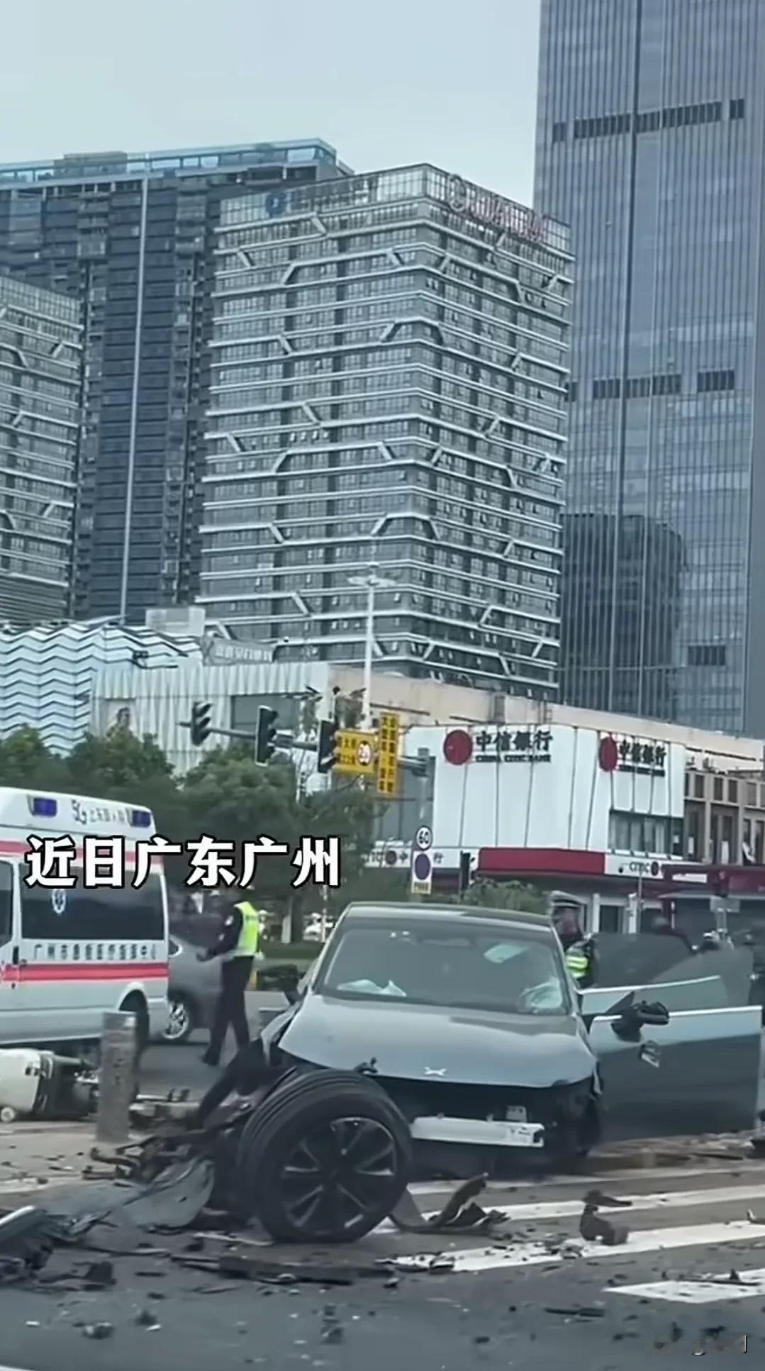 破案了，是小字辈的小鹏！广州一辆轿车闯红灯撞击多辆电瓶车，撞上路桩后几乎解体，司