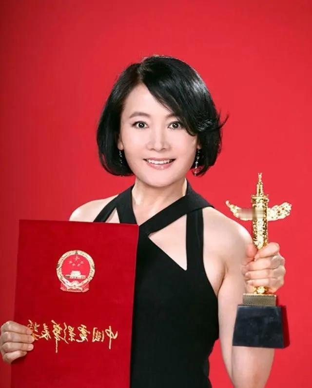 娜仁花，一个蒙古族女演员，今年63岁了。我很早就关注了她。我看了她