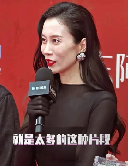 47岁温峥嵘瘦脱相了，不到90斤的体重、胶原蛋白流失太严重了……年轻时候，她是多