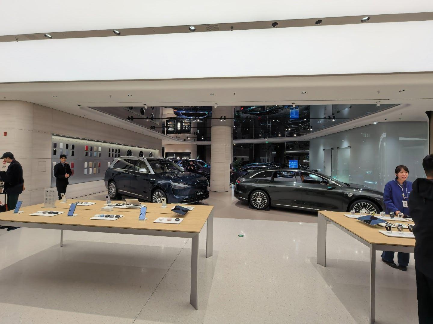 华为店里，真的快摆不下车了。几台车都是挨着放的。明年还有MPV，店面不扩大真不行