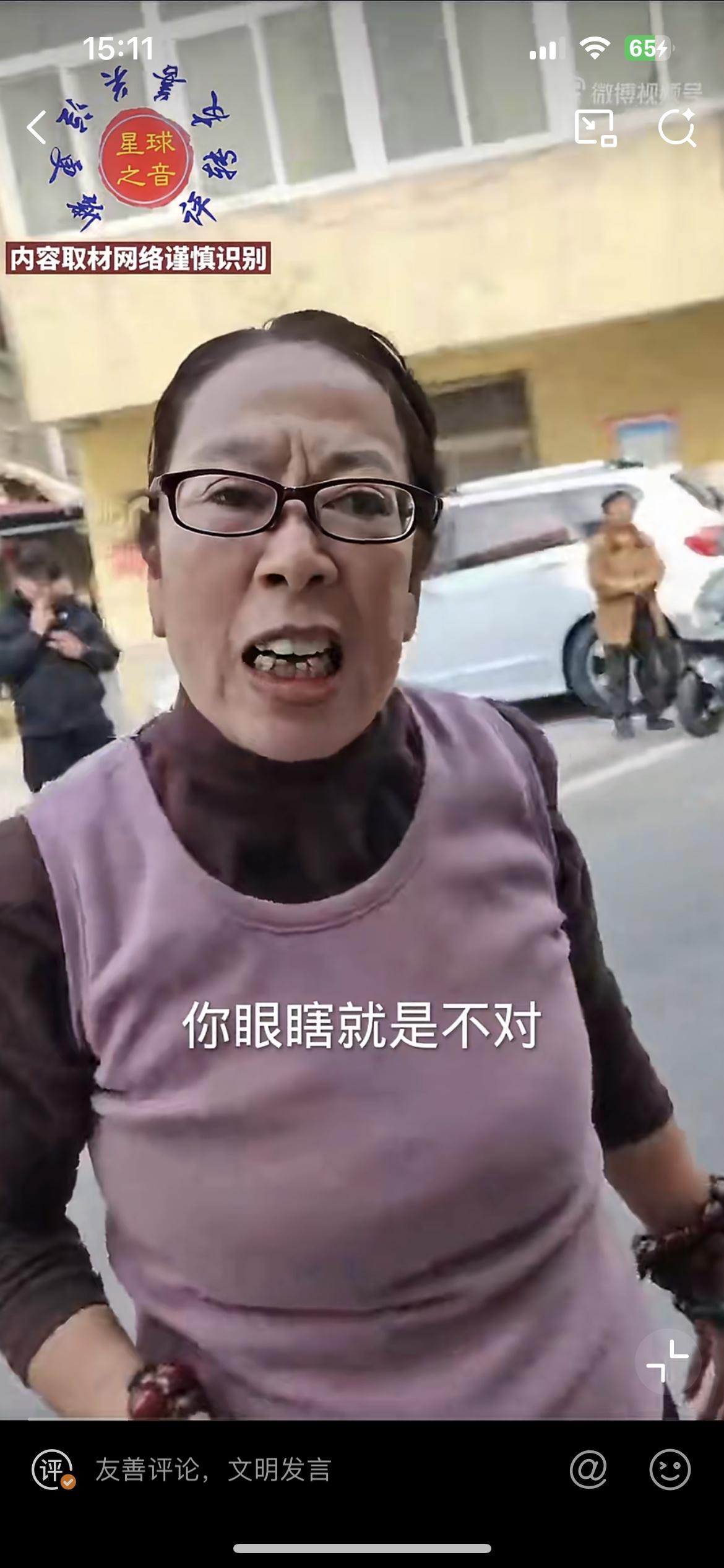 江苏一快递员在巷子里面，三轮车不小心碰到了这个老太，老太开口要一万赔偿。快递员不