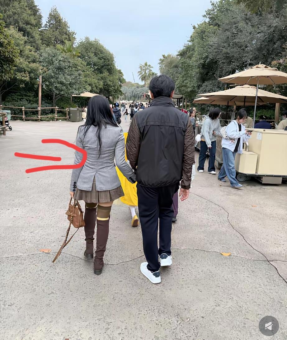 看到伊能静与秦昊牵手逛上海迪士尼，我有句话得不得不说，伊能静已经58岁了，看上