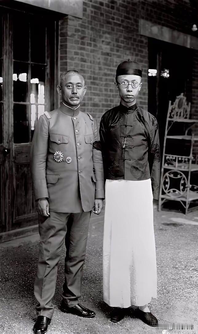 看到溥仪以前的那些照片，越看越觉得有些可悲，越看越觉得有些可笑，越看越觉得有些滑