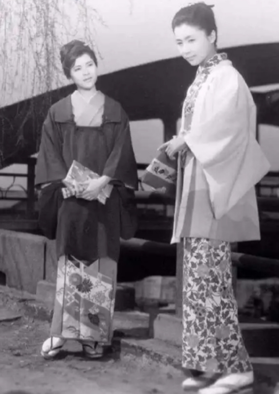 1937年，227团副团长王近山视察新军训练时，2名从他身边经过的女兵向他敬礼！