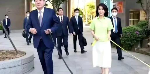 韩国最惨的总统是尹锡悦，因为其他总统下台坐牢就1人，没有连累家人，而尹锡悦是丈母