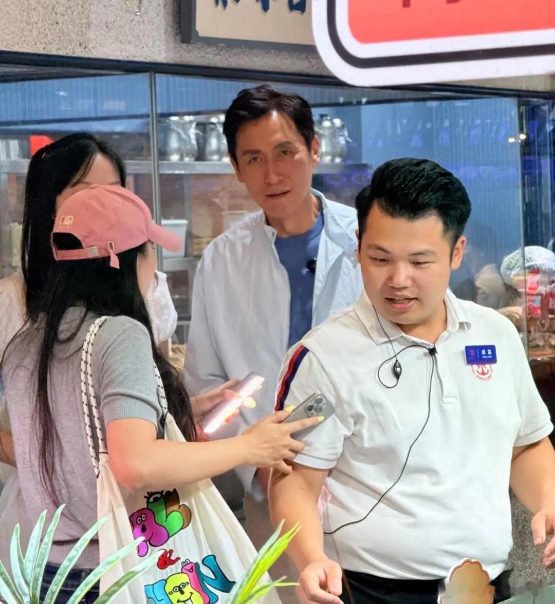 马德钟在东莞逛海鲜市场，他现实中真人身材又高又瘦，小麦色皮肤，脸部皮肤紧致光滑，