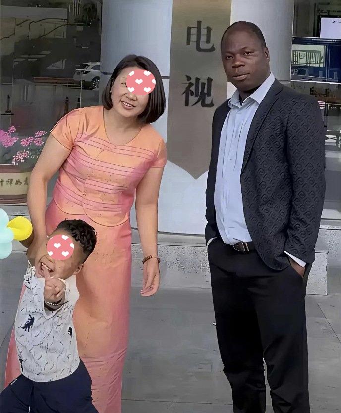 突然好奇一个问题：小孩长大了，皮肤会不会变黑？看着现在白白嫩嫩的样子，忍不住猜