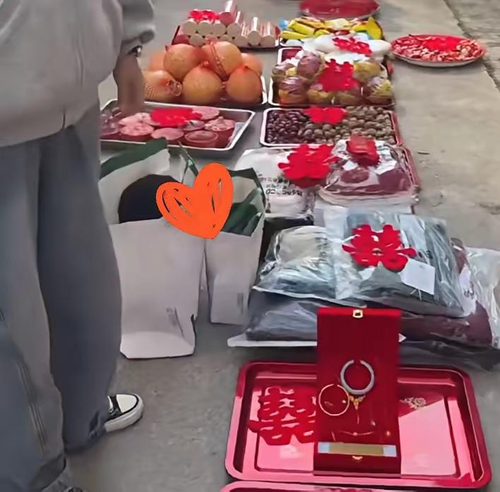 一对小两口处了八年，本来都快谈婚论嫁了，结果因为38万彩礼没谈拢，这段感情最后还