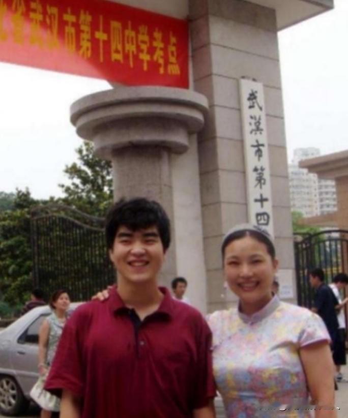 1988年，武汉女教师在医院生下一个小男孩。谁知，丈夫突然在她耳边说：“老婆，把