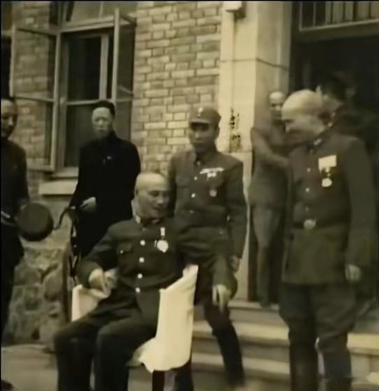 1946年5月初，河南新乡一场军事会议落幕，蒋介石按惯例与参会将领合影，镜头里出