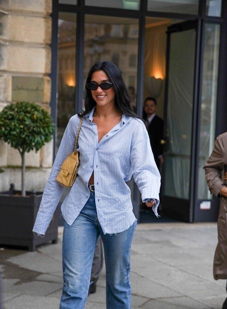 杜阿·利帕在2026年2月初巴黎时装周期间的身影，她身穿敞开的蓝色亚麻衬