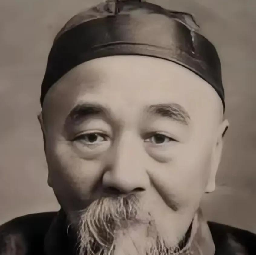 李鸿章的大哥李瀚章是个大贪官，一生收受贿赂无数，他搞贪腐有一个特点，绝不让送钱的