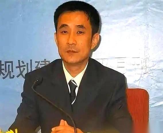 为了追个女明星，他砸了1.2个亿，在香港拍下一件古董送佳人。全场都以为是小说照