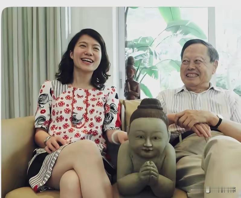 杨振宁先生这两张照片，虽然拍摄于不同时期，而且相隔的年月也很长，但是这两张照片有