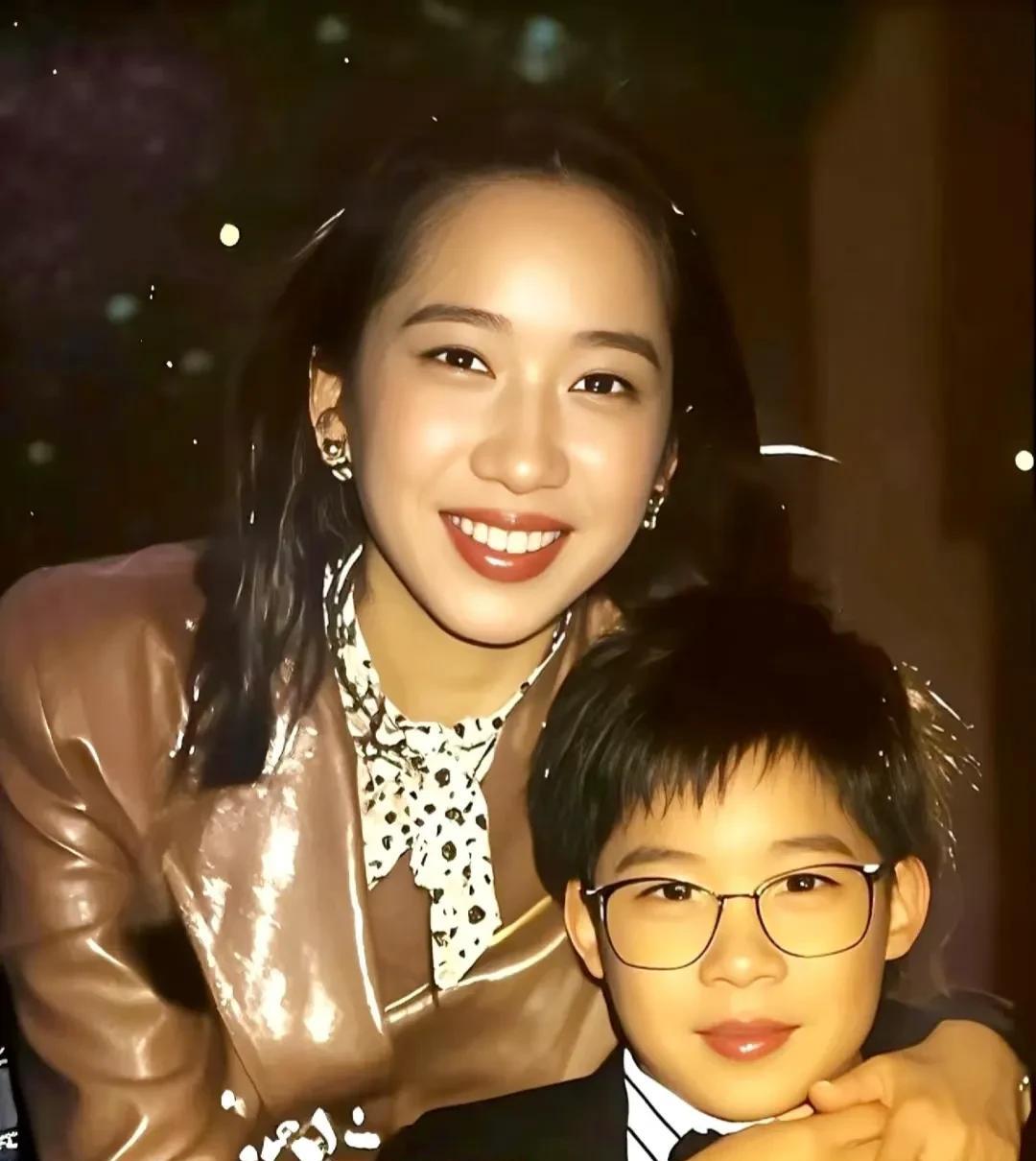 郭晶晶家三个娃的长相，简直就是豪门基因开盲盒现场！老大儿子一露面，网友直接惊掉