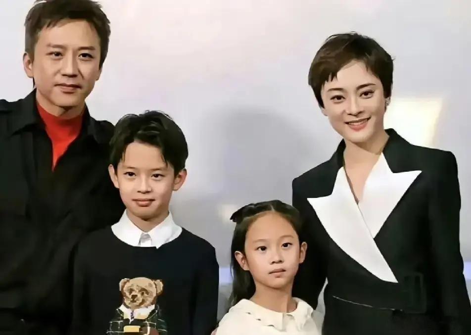 邓超儿子等等在NBA总决赛现场埋头嚼爆米花，镜头扫到他爸，他连眼皮都没抬一下。
