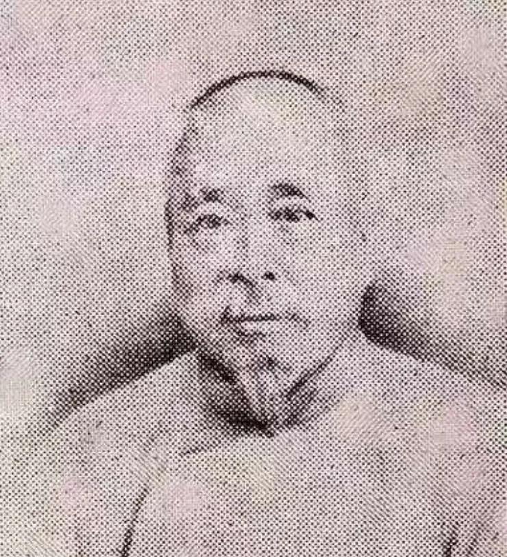 民国年间，有一富商请名医范文虎到府上给妻子看病。范文虎诊断后，快速下笔：急宰活猪
