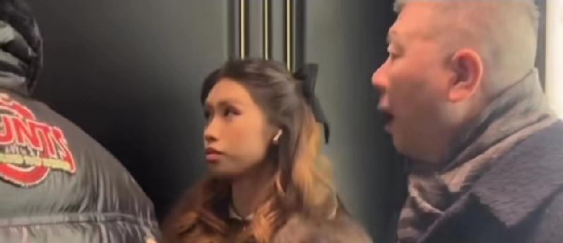 冯小刚徐帆机场送女儿，徐帆蹲下整理行李那一刻，我破防了。不是亲生的又怎样？二