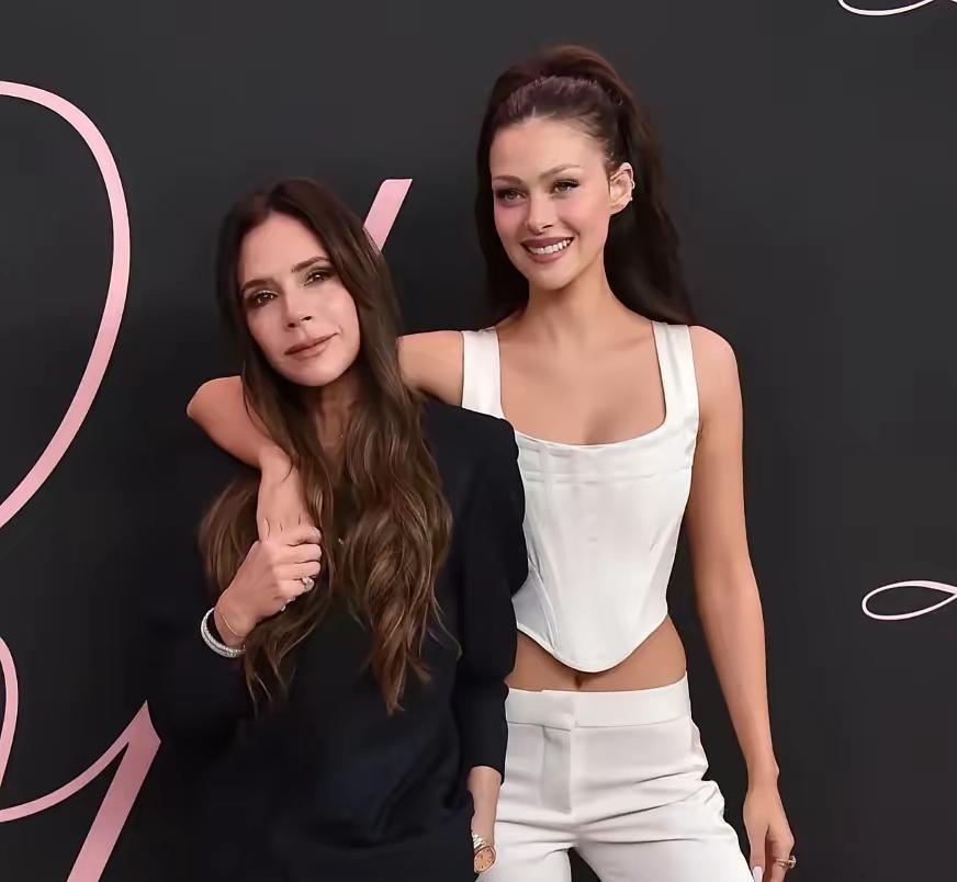 顶流的华丽袍子，背后全是虱子。贝嫂维多利亚的“微表情”一直被视为国际八卦界的阅