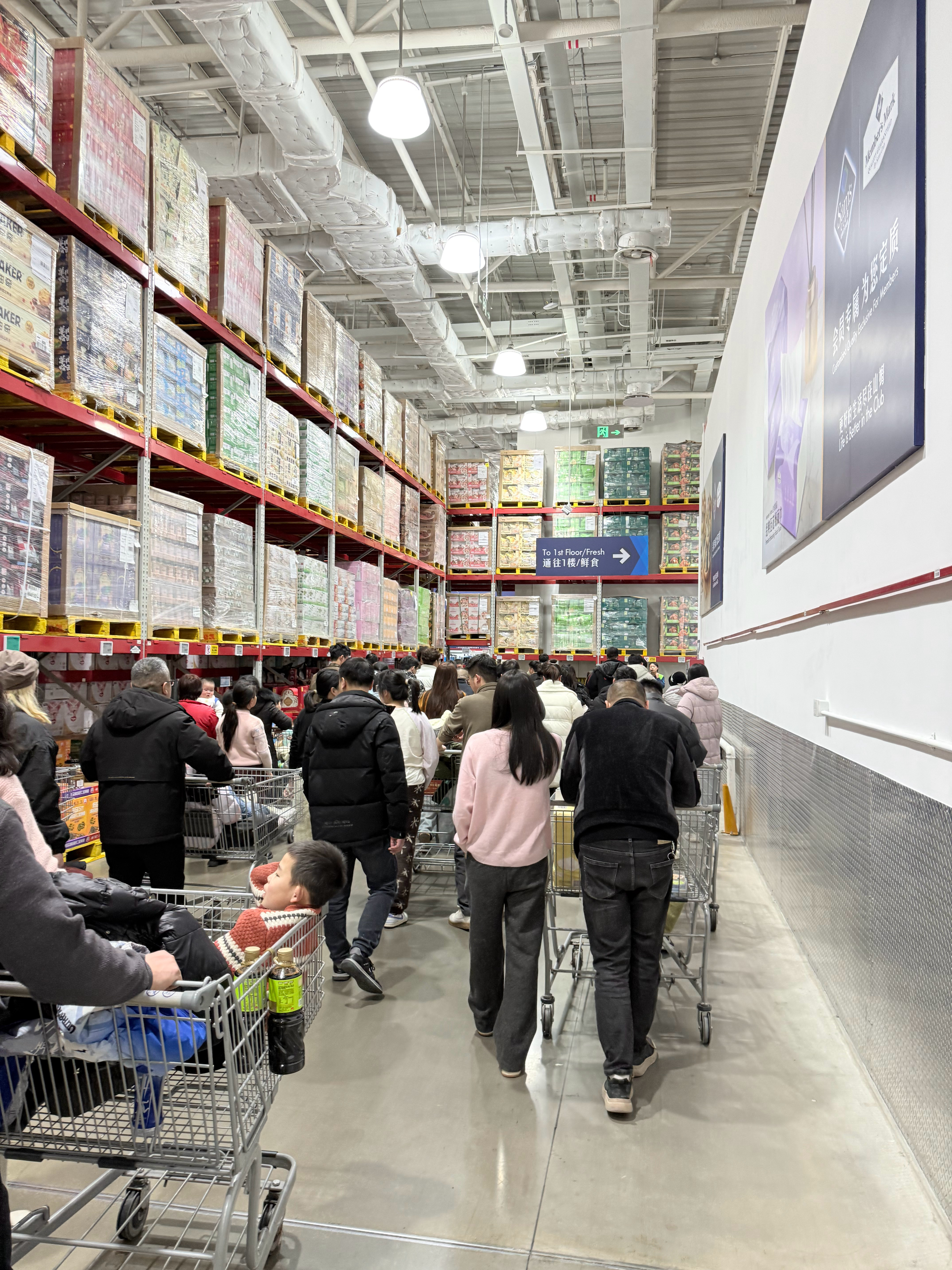 山姆还是太夸张了，随便拿了点年货溜了年底人越来越多，跟农村赶集一样热闹，而且付款