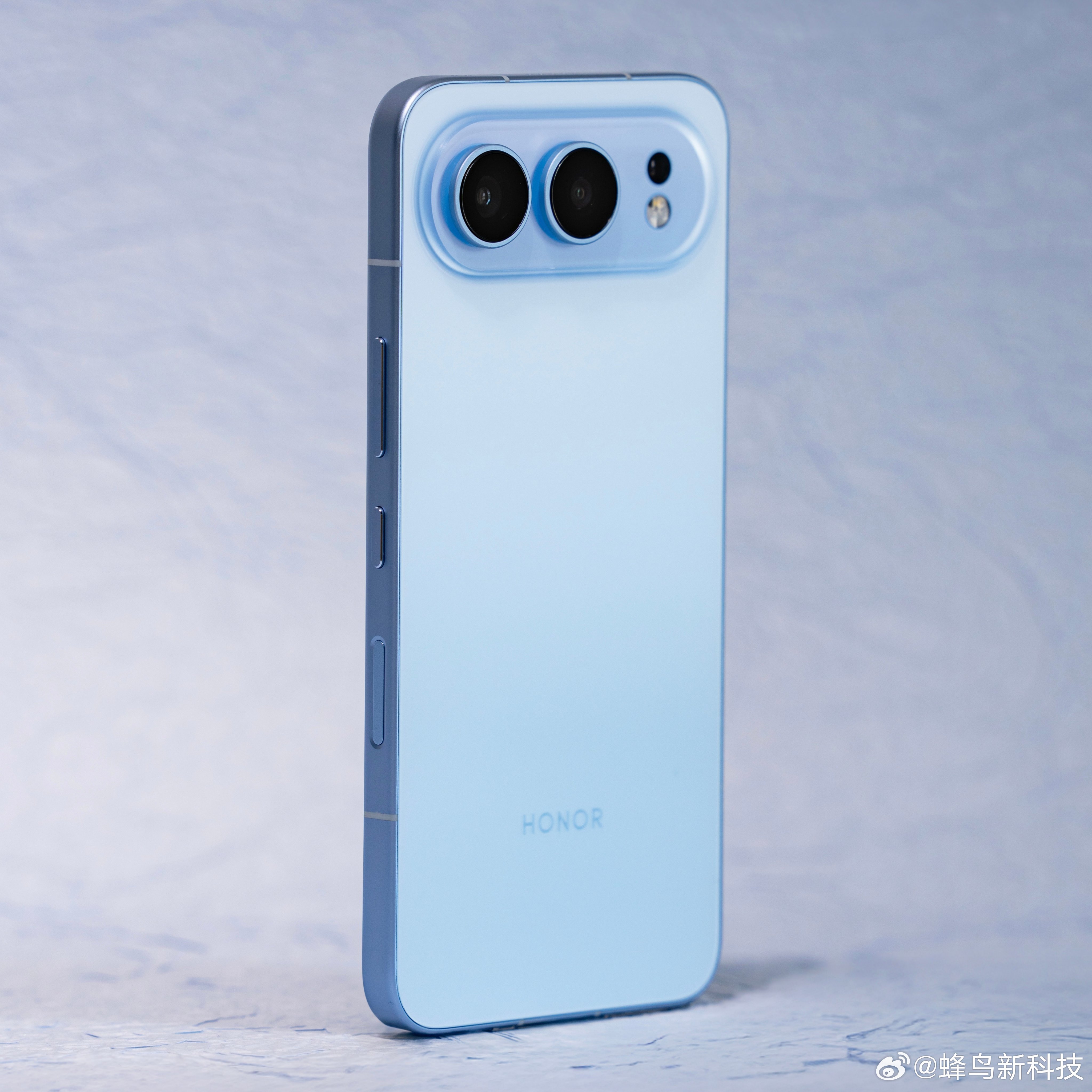 【荣耀500“超级标准版”真机曝光：采用一体冷雕工艺与金属中框，侧边新增独立按键
