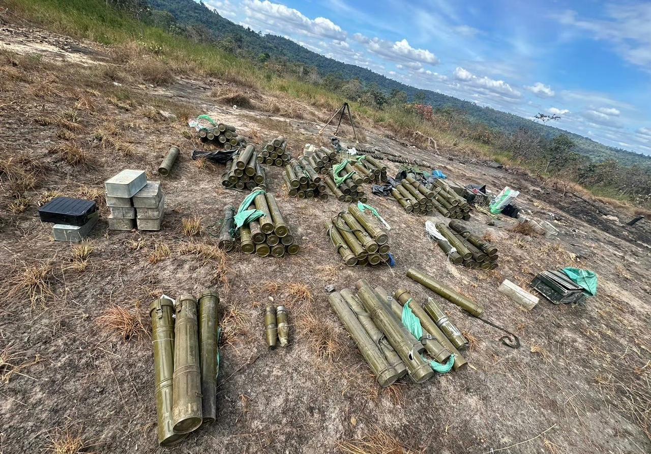 昨晚，泰国第17步兵团的士兵夺回了500高地后，并且从柬军手中缴获了大量的武器。