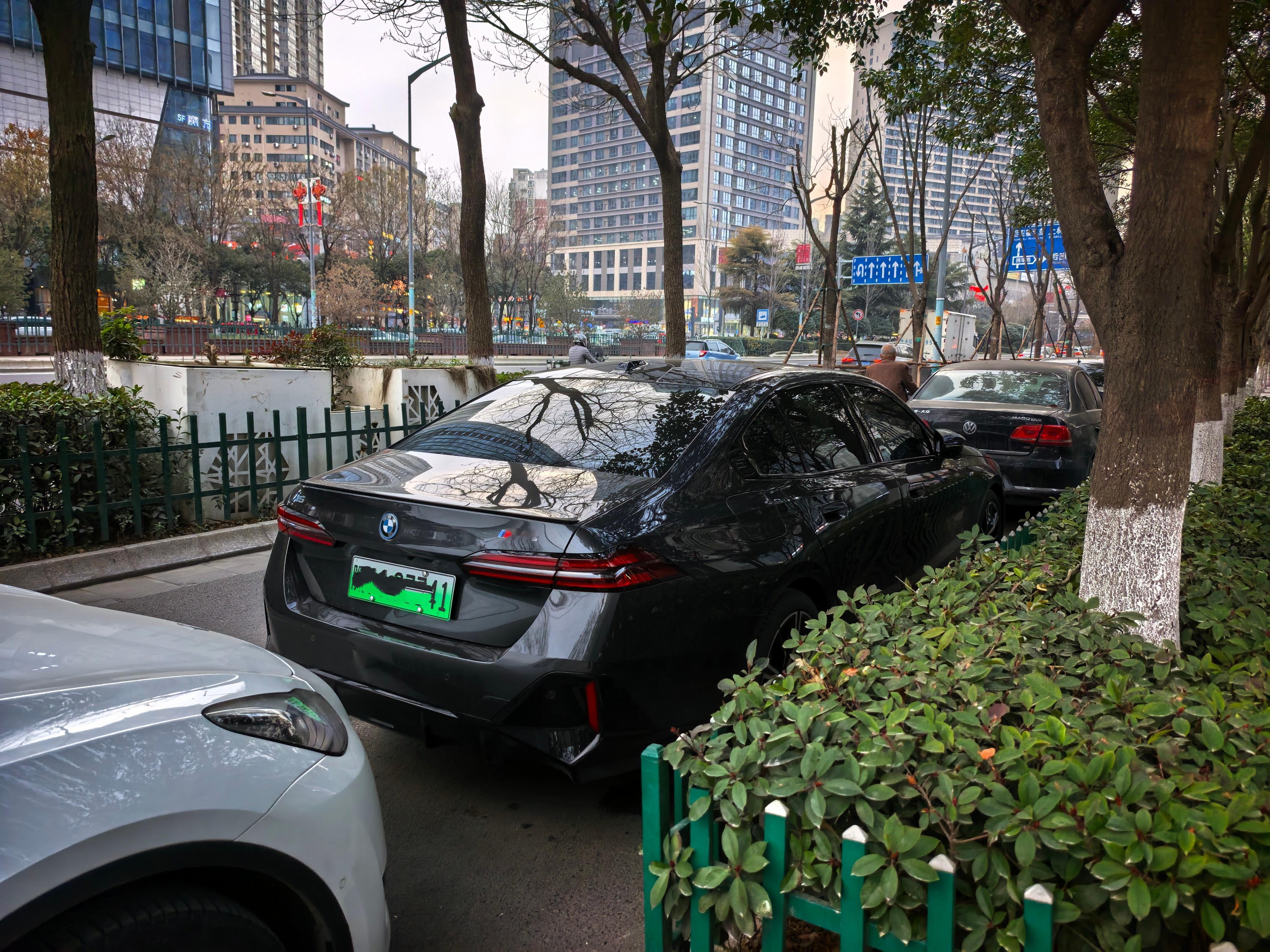 今天竟然偶遇了一辆稀有汽车--宝马i5M60，我2年前第一次见到这车的时候，很