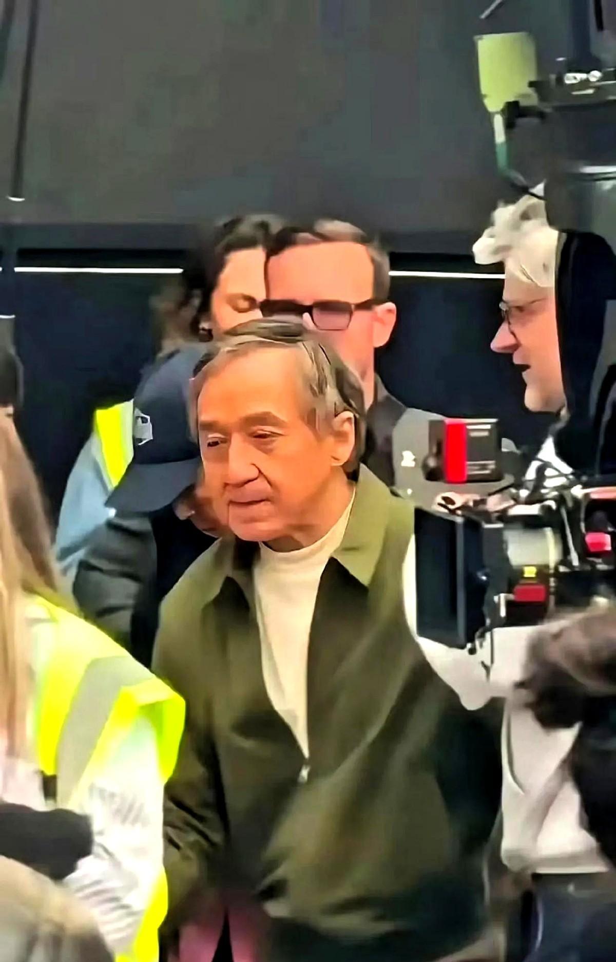 七十岁了，成龙还在拍戏，家里却空了半边。儿子房祖名早些年出了事，俩人五年没说话