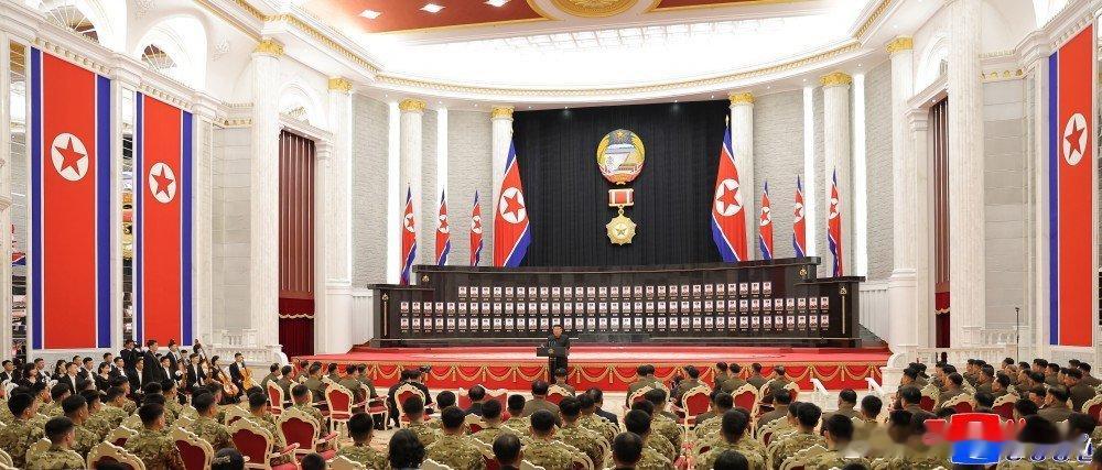 据朝中社消息：朝鲜为援俄部队举行国家授奖仪式。​参加海外军事作战建立殊勋的指战