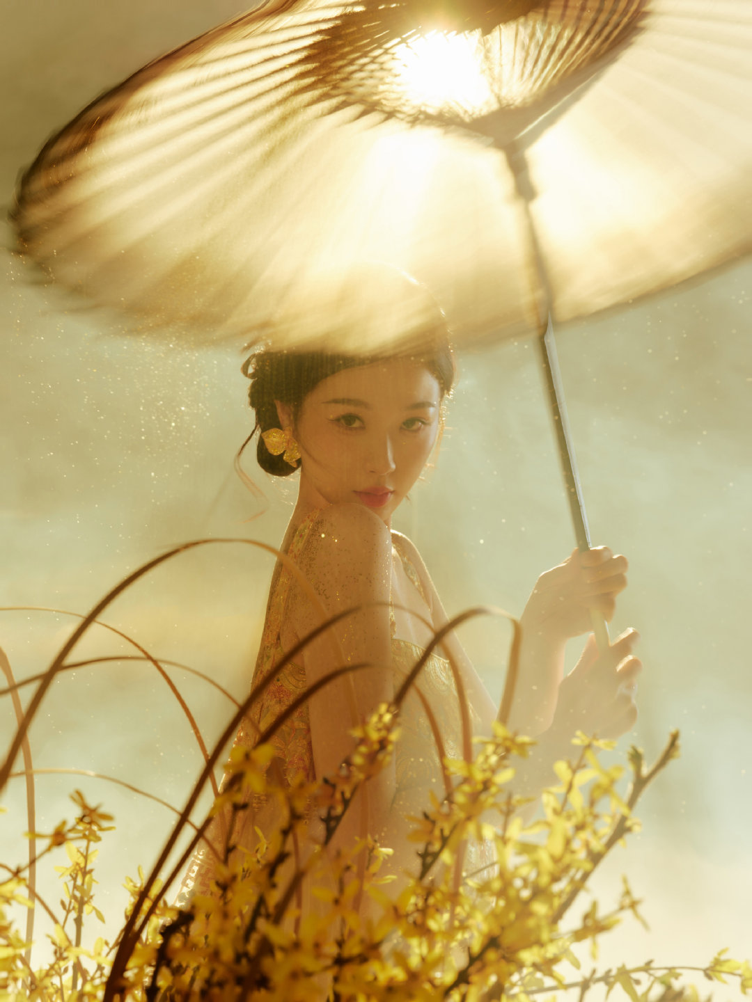 虞书欣撑伞纱裙虞书欣东方鎏金裙虞书欣撑伞纱裙