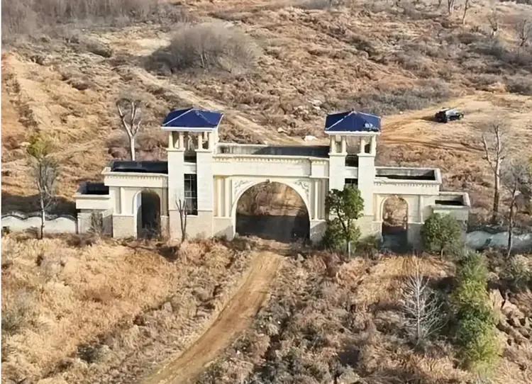 花一千万盖了个大门，楼却连地基都没打好——这不是景区，是恒大的一个楼盘。恒大