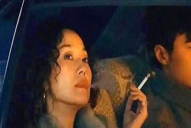 戏拍完了，马伊琍和张哲华现实里居然不敢对视。两人合作新剧《余红旧事》，戏里演复杂对手，全是来回拉扯和