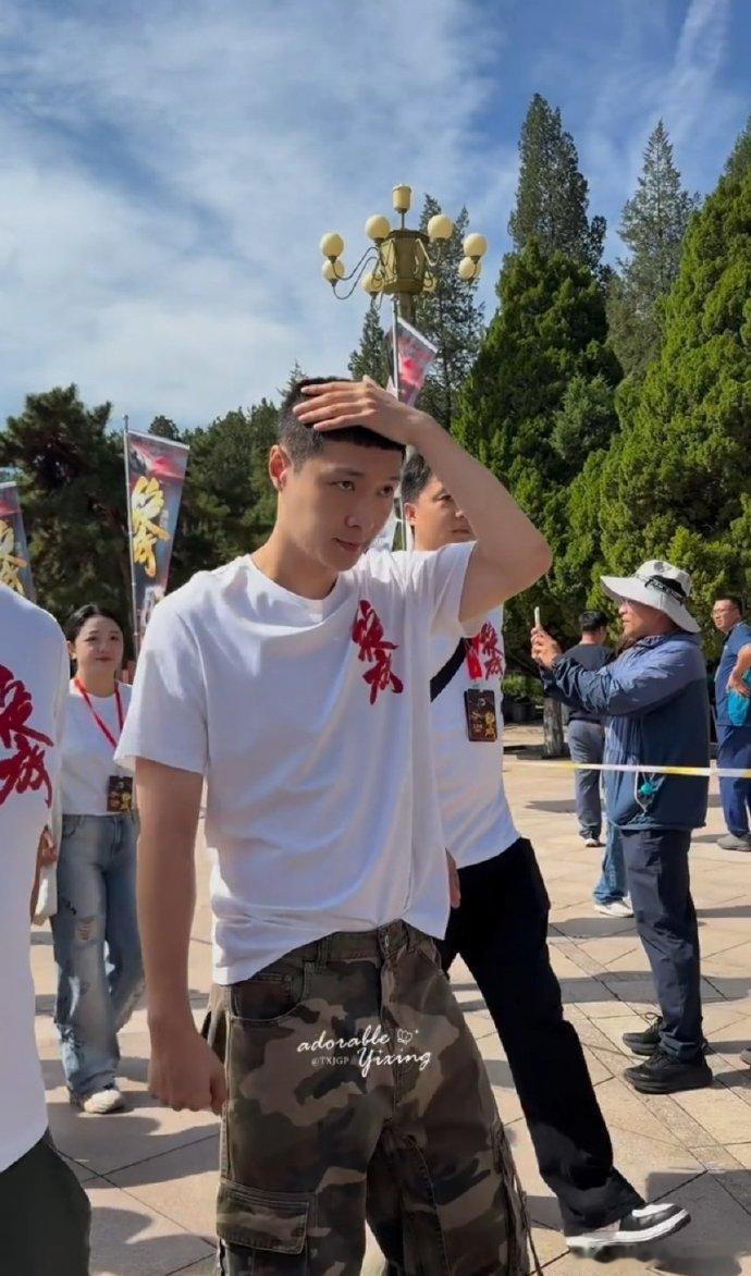 张艺兴剃寸头谁被张艺兴寸头造型狠狠惊艳！《绽放》开机路透曝光，清爽寸头搭配黑皮质