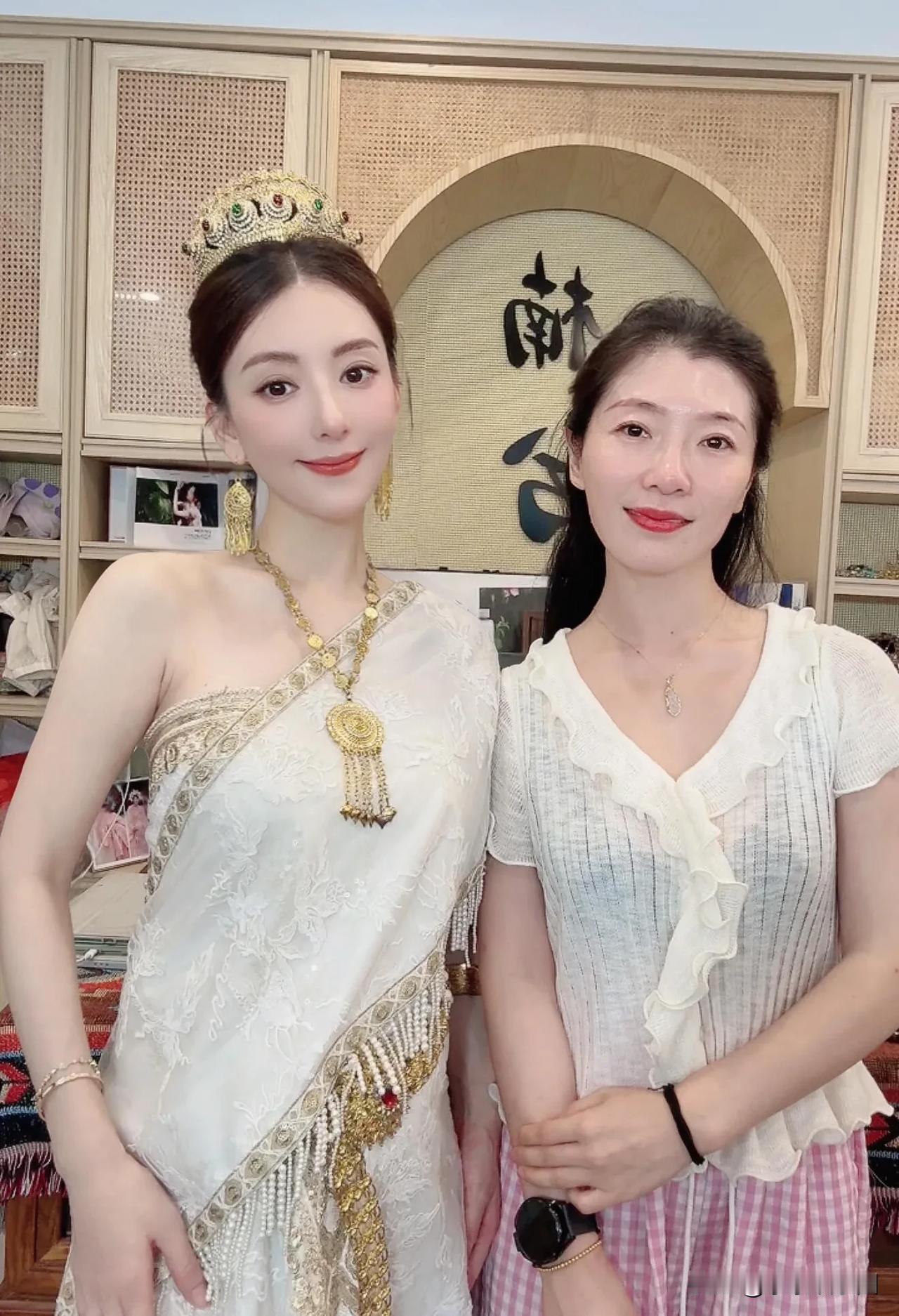 天王嫂方媛太美了！身穿传统服饰，头戴华丽王冠，浑身精致感拉满，和旁边素人一对比，