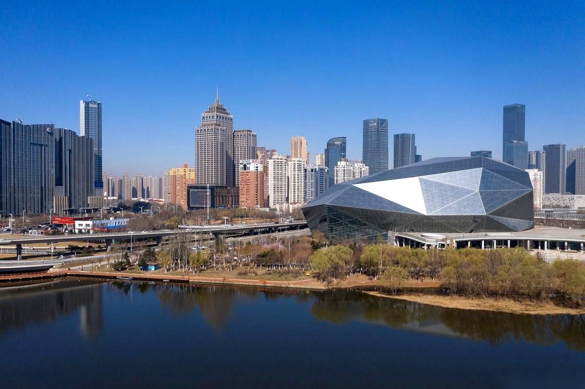 承认自己是土狗，真的只需要一秒钟。就在我踏出沈阳机场，看到那片天际线的时候。