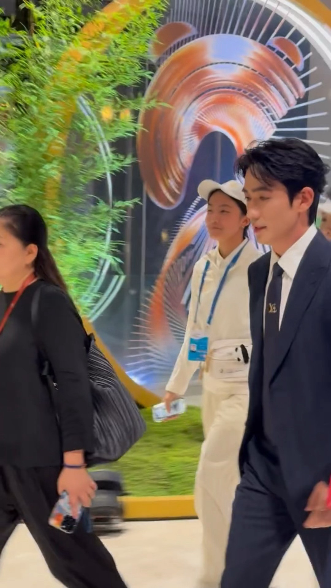 没赶上红毯的朱一龙，今天西装look完全是我那体制内老公朱一龙