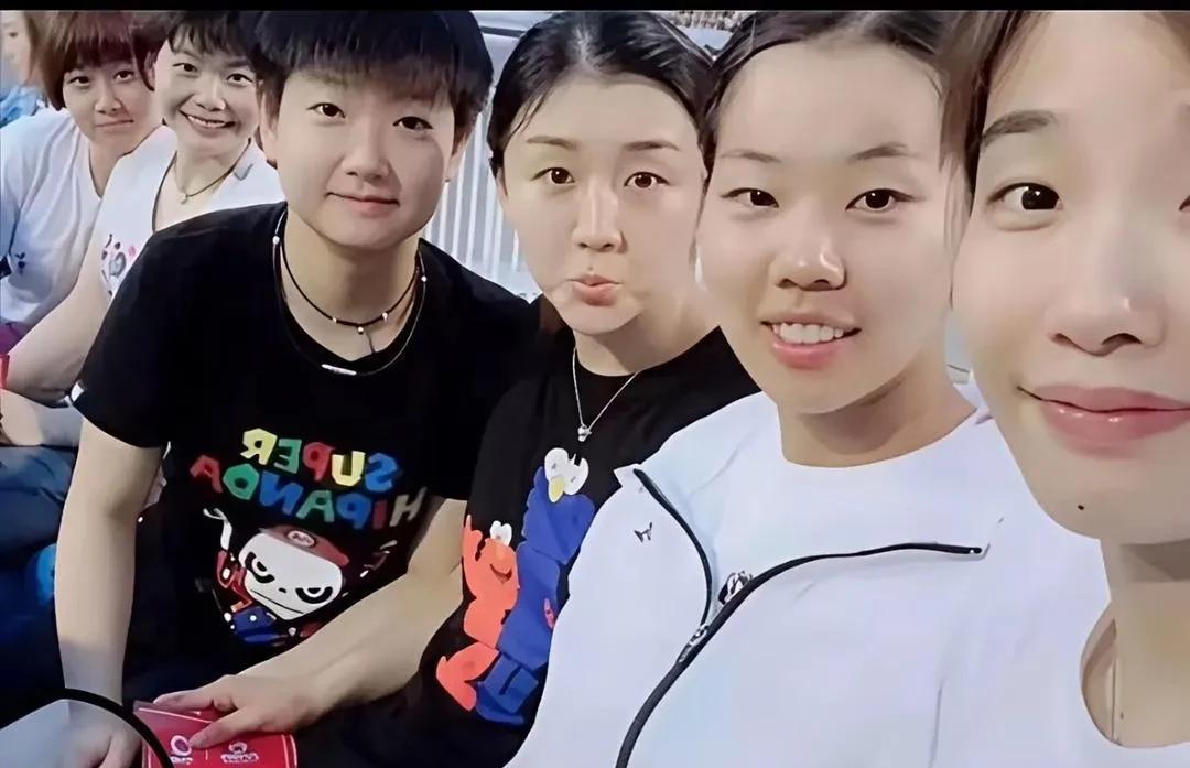 这是五年前莎莎和队友们的一张合影照。图中两位美女如今已经退役了。除了莎莎，能