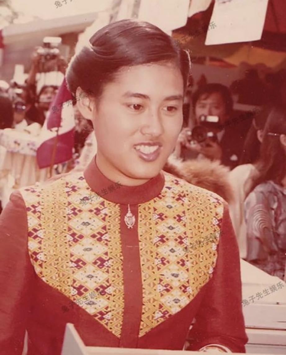 都说诗琳通公主是姐妹中最好看的，可是她的姐妹兄长都有孩子，而她终身不婚不育只勤于
